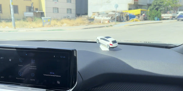 Virajlarda Dönerek Hareket Eden Araba Figürü – Özel marka, model ve renk üretimi yapılabilir