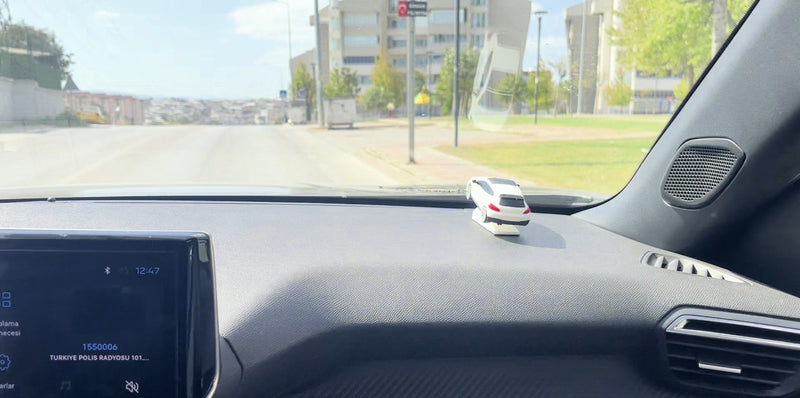 Virajlarda Dönerek Hareket Eden Araba Figürü – Özel marka, model ve renk üretimi yapılabilir