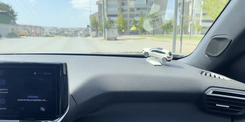 Virajlarda Dönerek Hareket Eden Araba Figürü – Özel marka, model ve renk üretimi yapılabilir