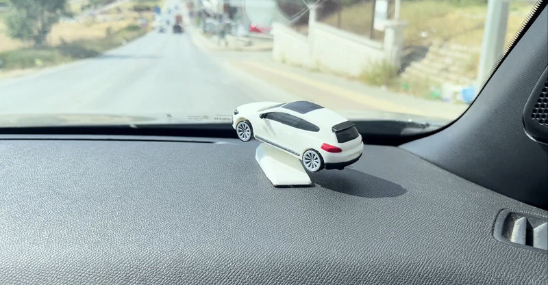 Virajlarda Dönerek Hareket Eden Araba Figürü – Özel marka, model ve renk üretimi yapılabilir